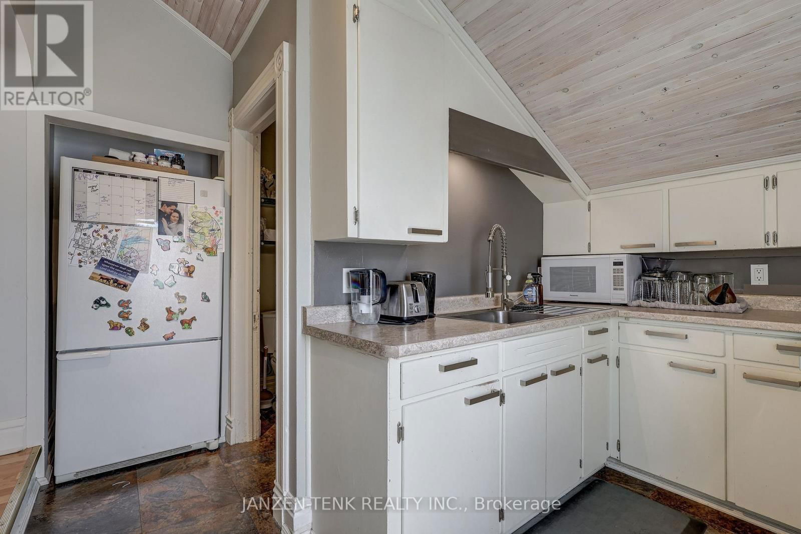17 OAK STREET Image 30