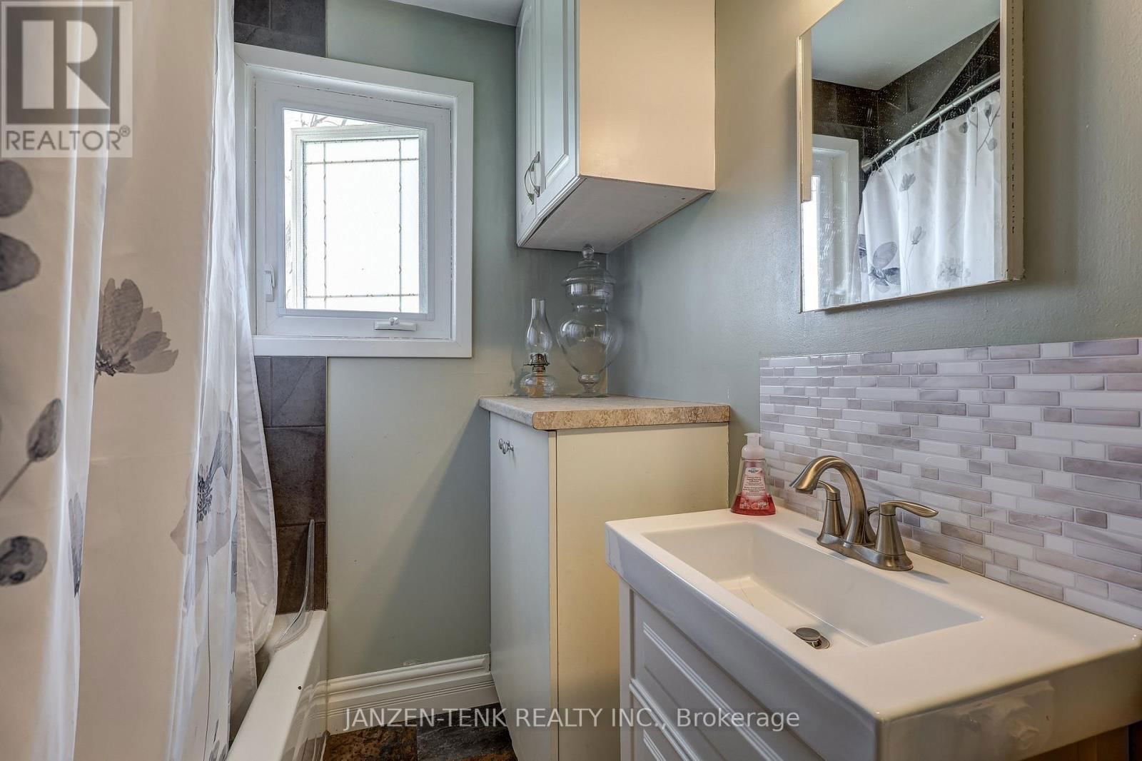 17 OAK STREET Image 33
