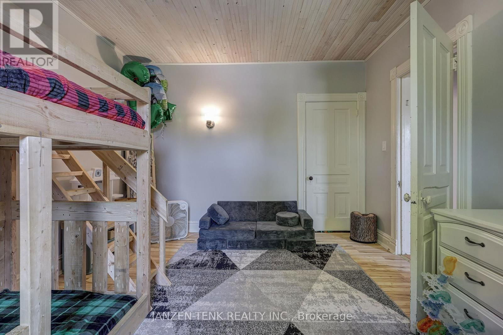 17 OAK STREET Image 35