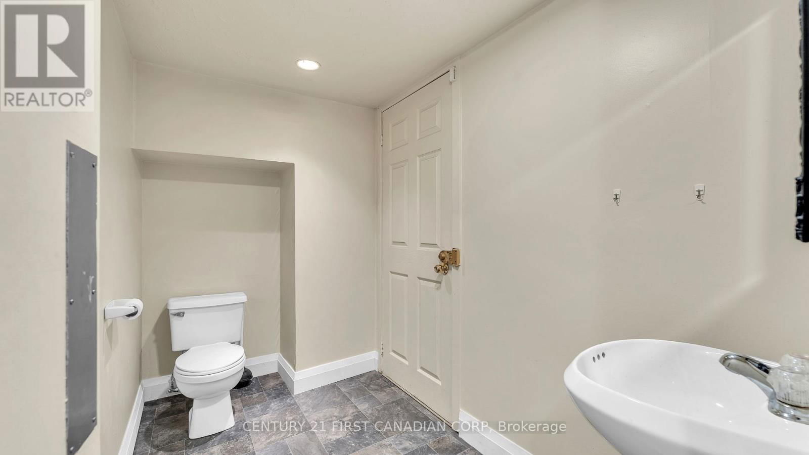 411 413 MAIN STREET SOUTH Image 9