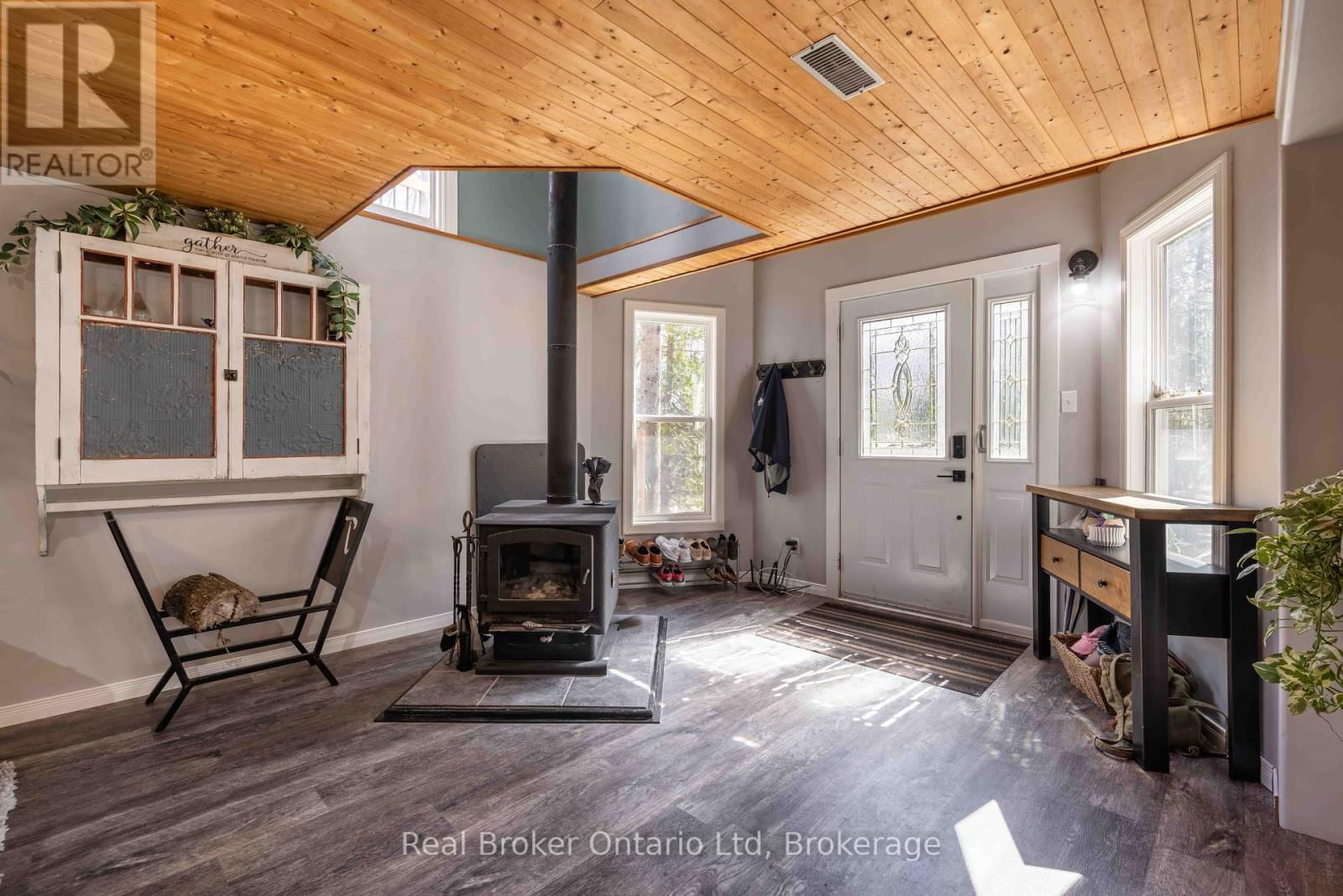 12 7TH AVENUE Image 10