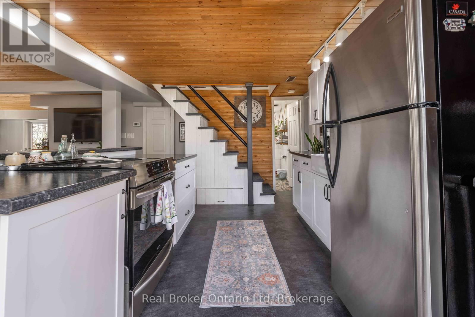 12 7TH AVENUE Image 13