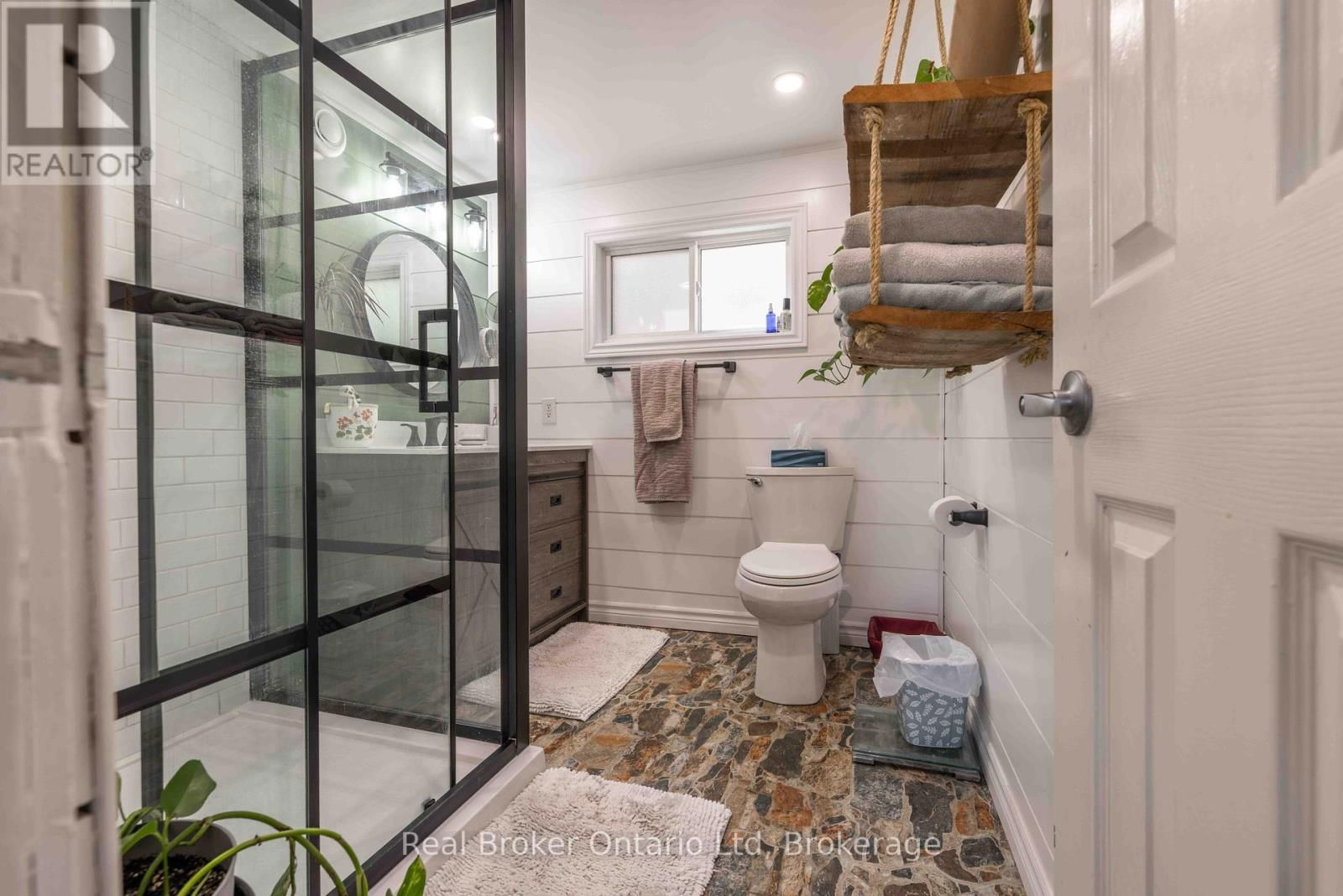 12 7TH AVENUE Image 15