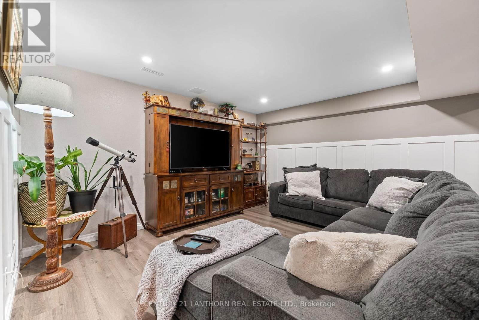 65 CREWS CRESCENT Image 31