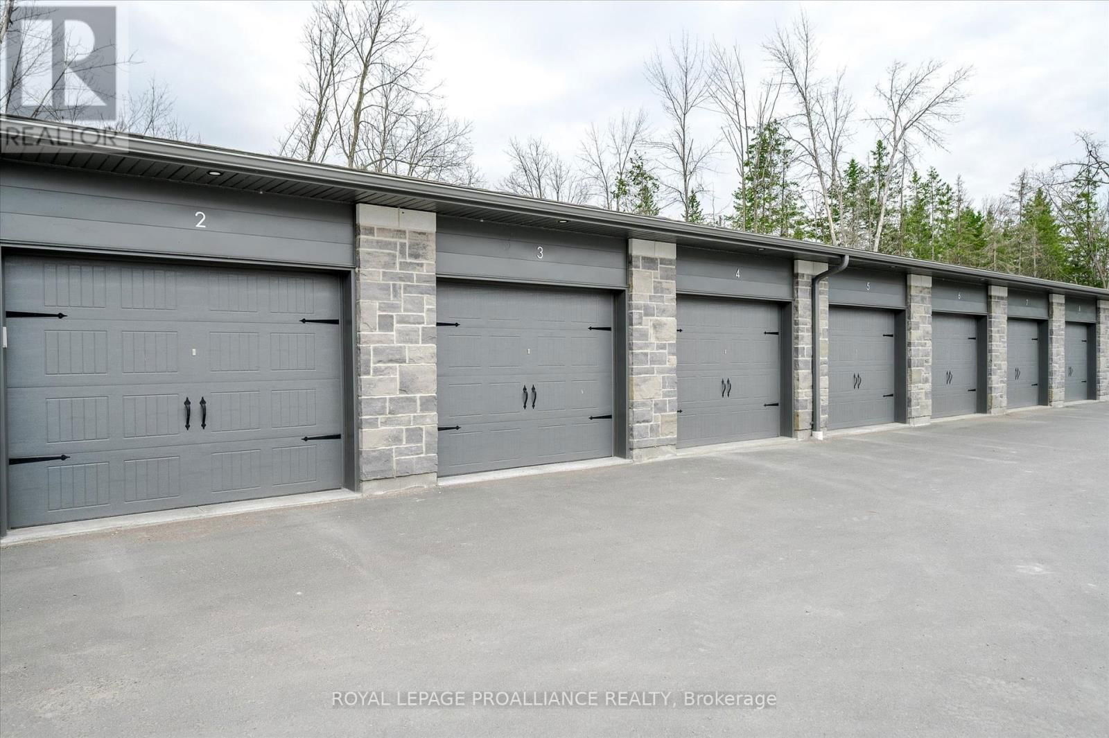 Garage #3 - 19 HAMPTON LANE Image 2