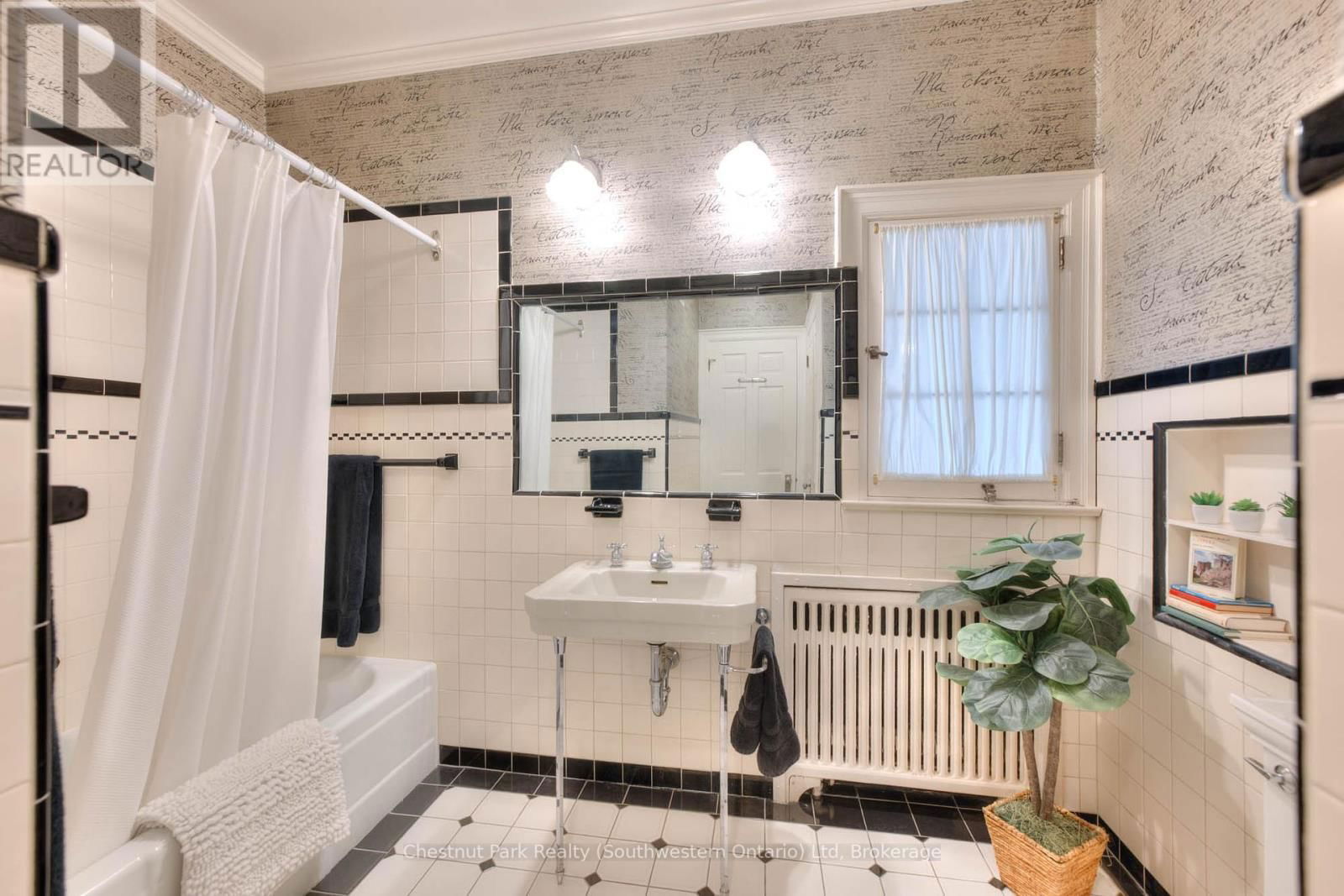 26 LEMON STREET Image 27