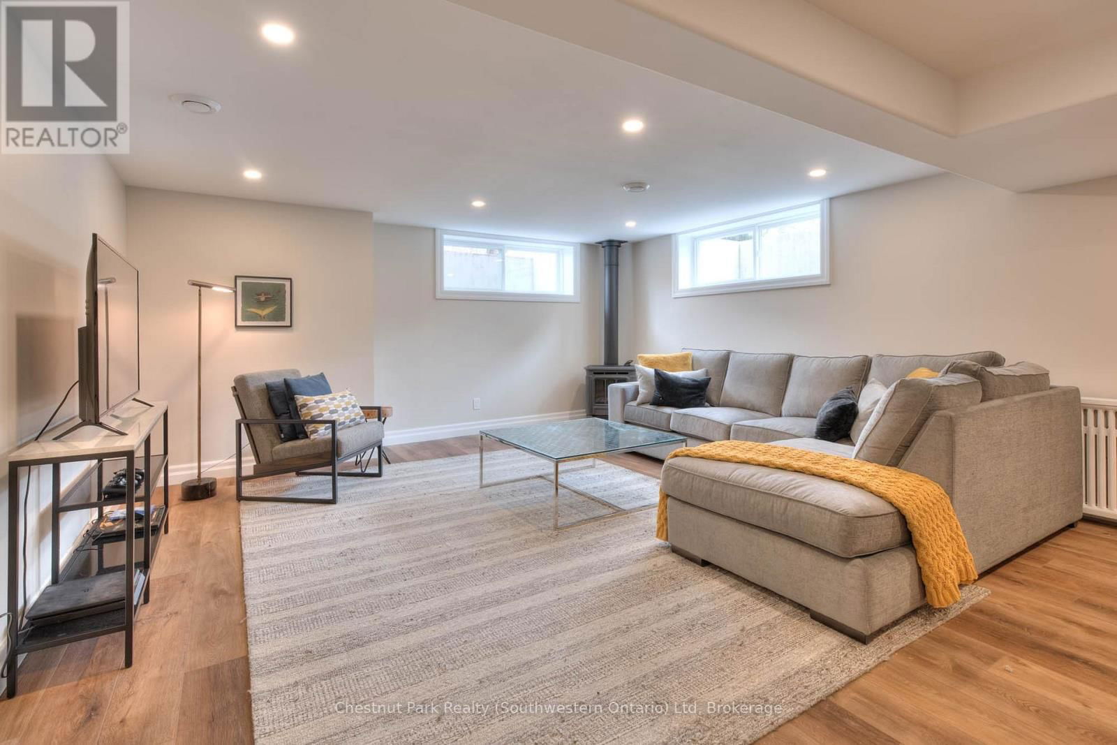 26 LEMON STREET Image 44