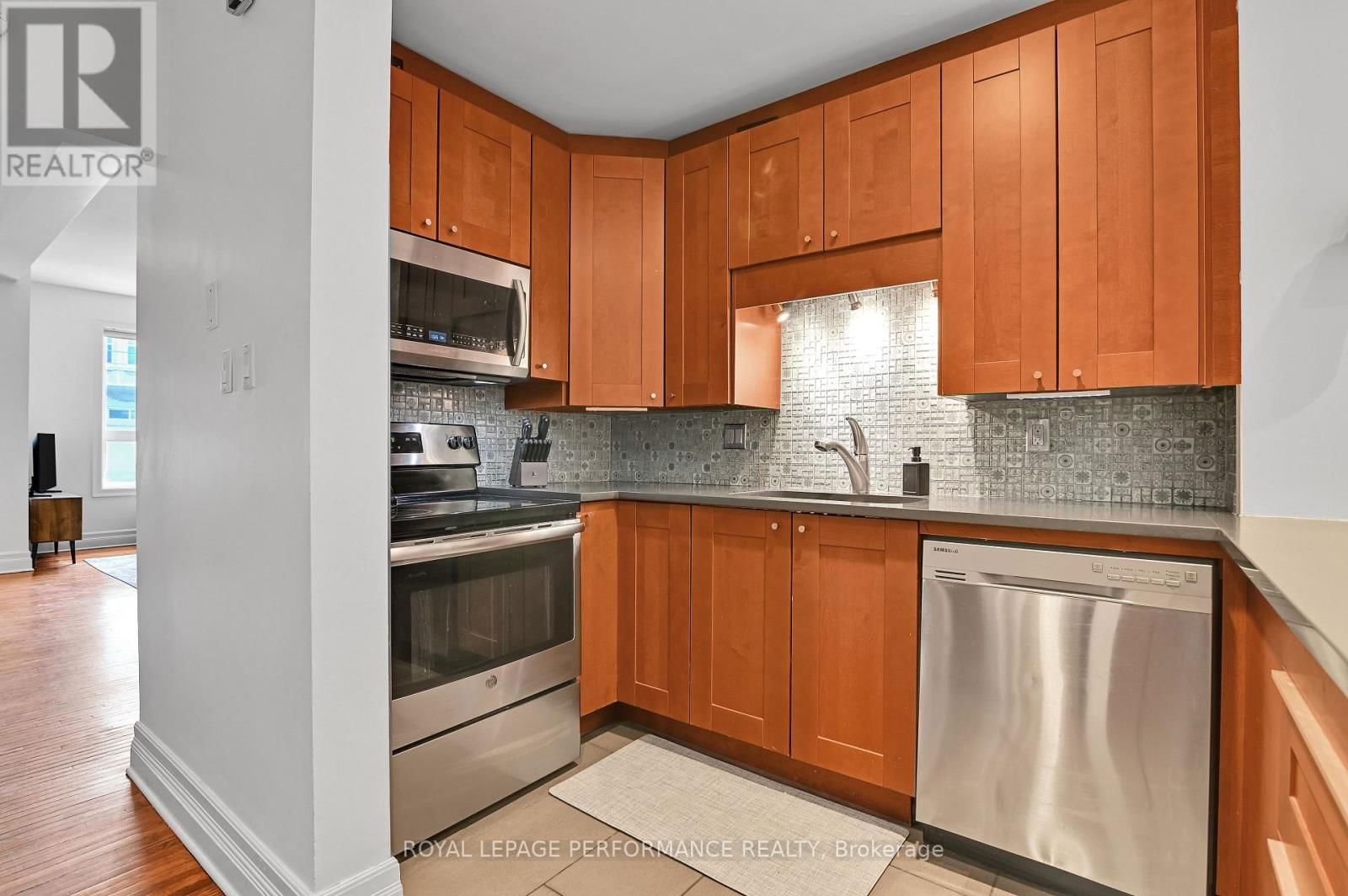 194 CHARLOTTE STREET Image 10