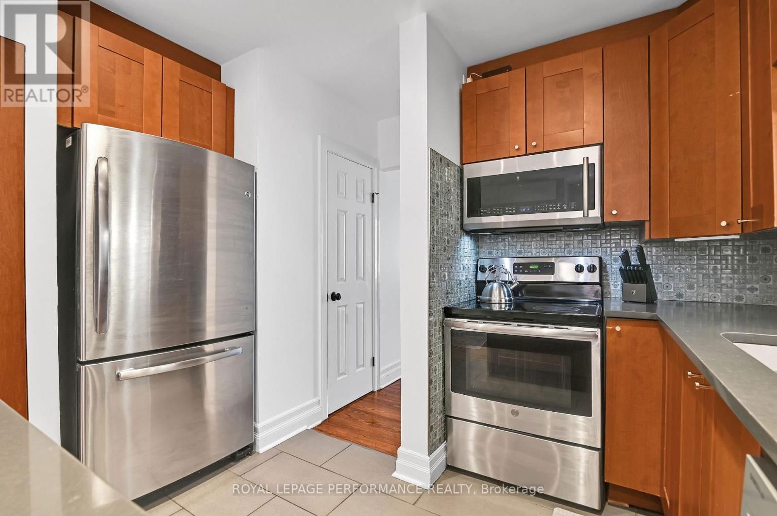 194 CHARLOTTE STREET Image 11