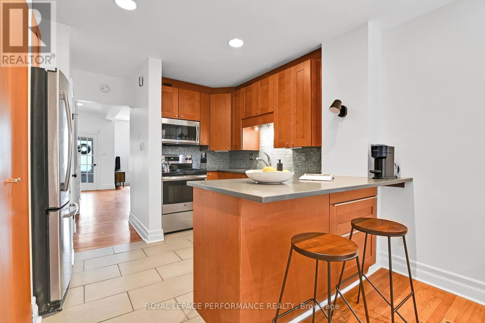 194 CHARLOTTE STREET Image 12
