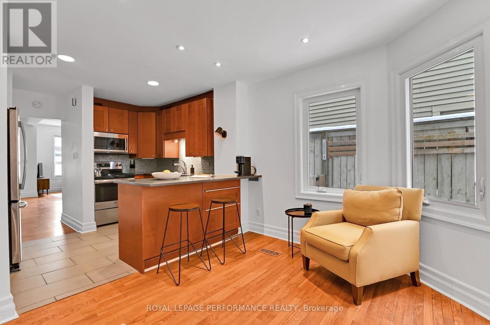 194 CHARLOTTE STREET Image 13