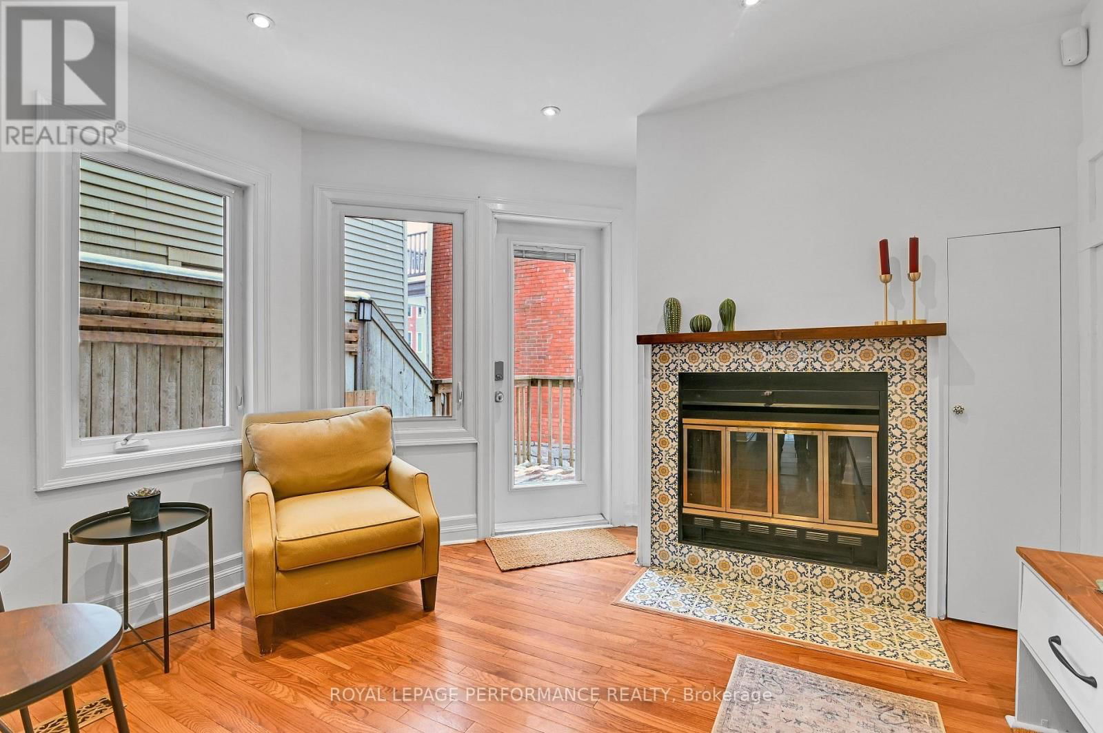 194 CHARLOTTE STREET Image 14