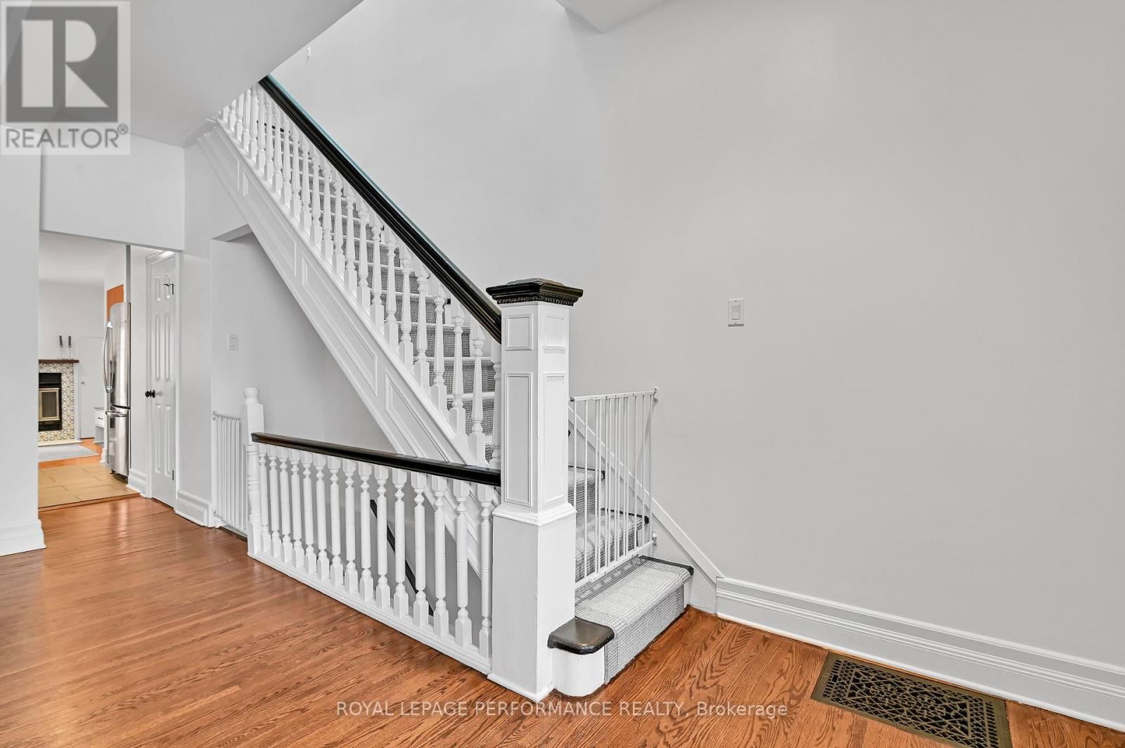 194 CHARLOTTE STREET Image 16