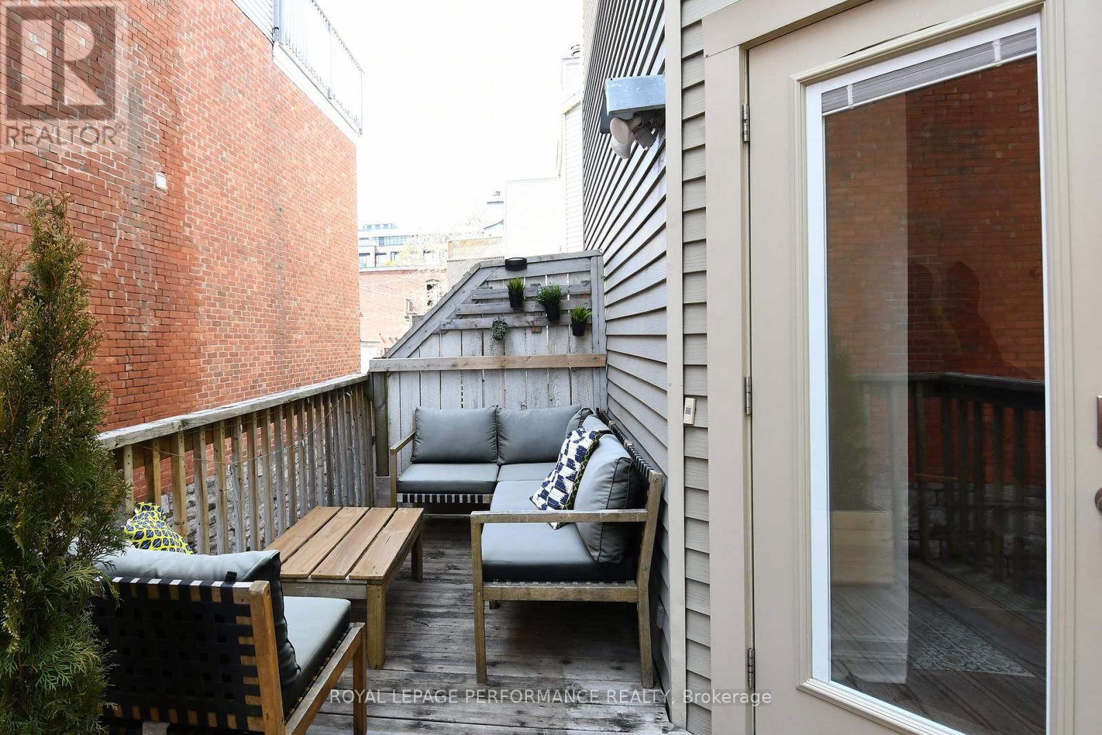 194 CHARLOTTE STREET Image 27