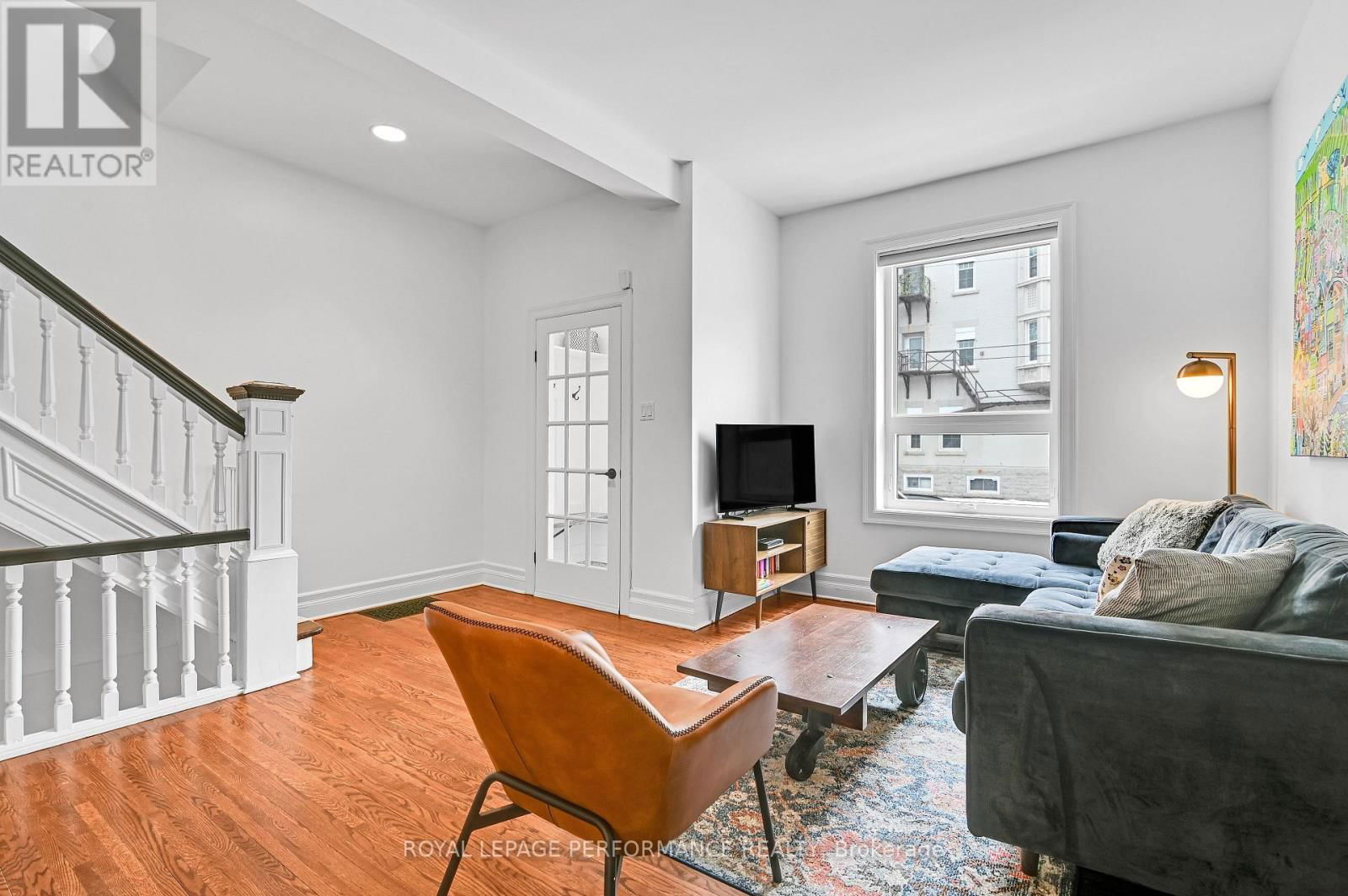 194 CHARLOTTE STREET Image 4