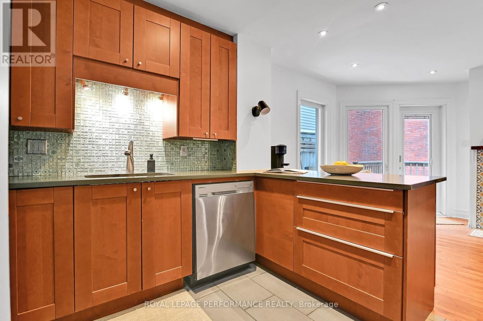 194 CHARLOTTE STREET Image 9