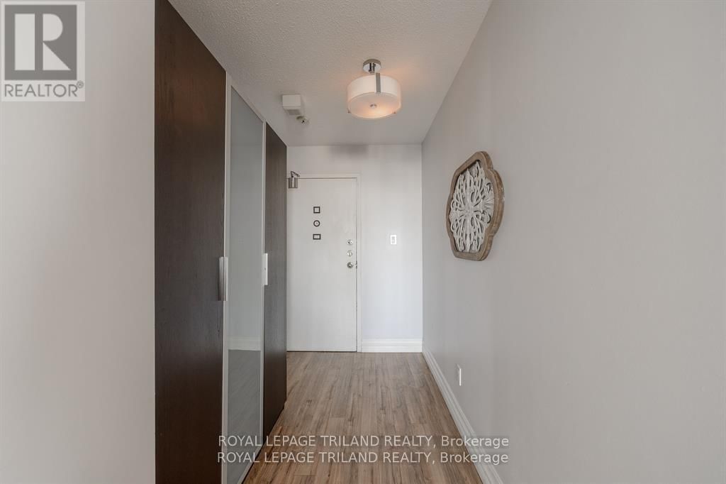 2302 - 389 DUNDAS STREET Image 4