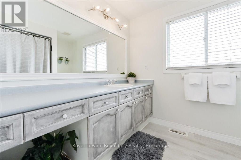 164 TAIT CRESCENT Image 17