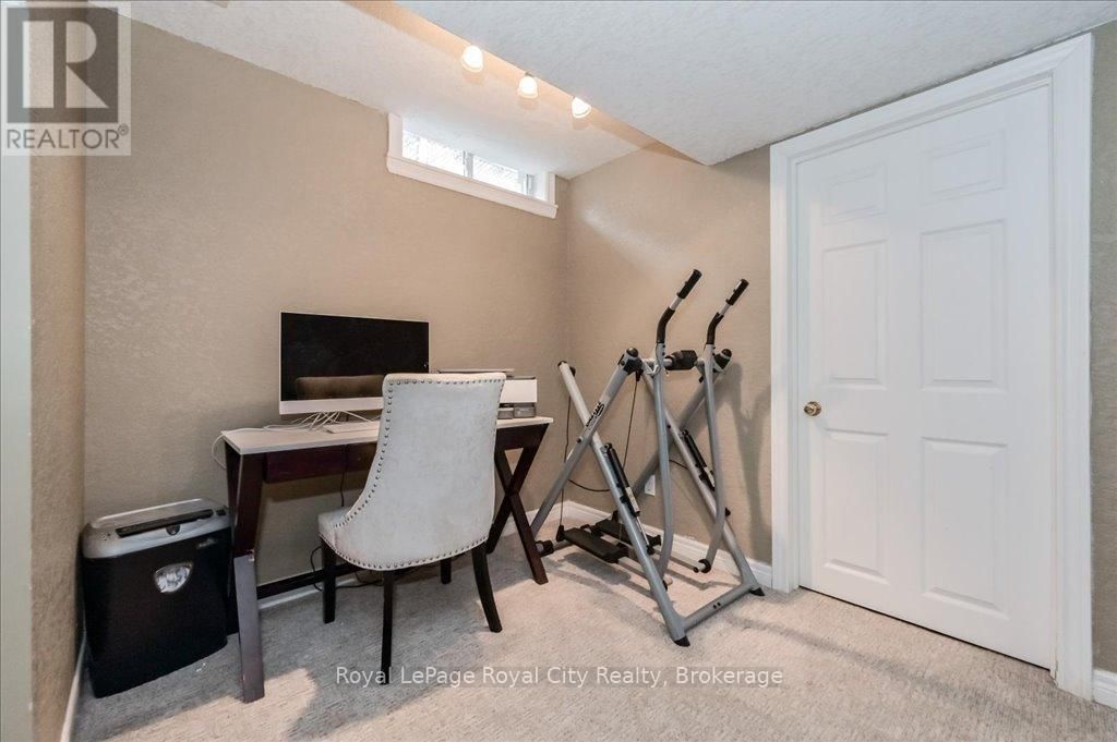 164 TAIT CRESCENT Image 22