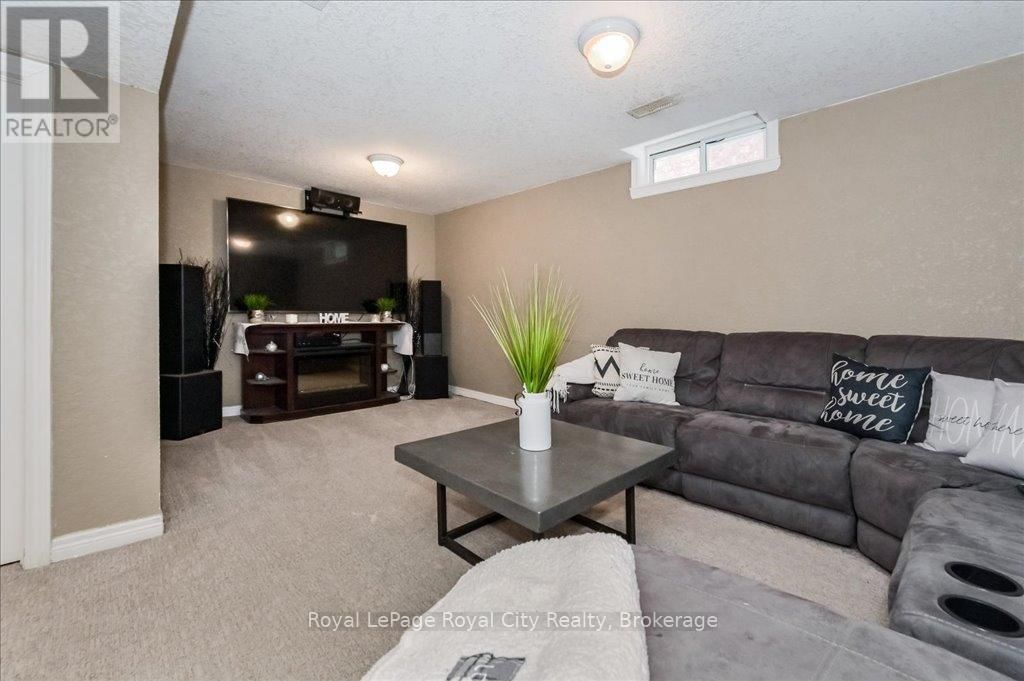 164 TAIT CRESCENT Image 23