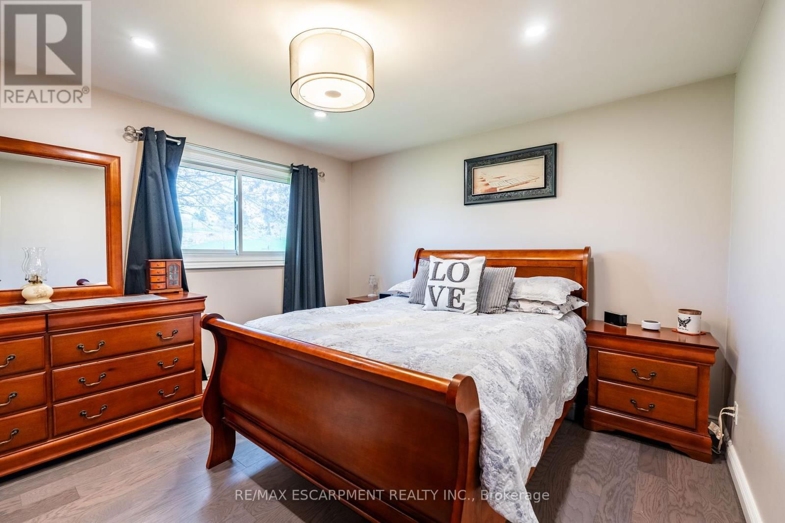 258 OAKHILL DRIVE Image 16