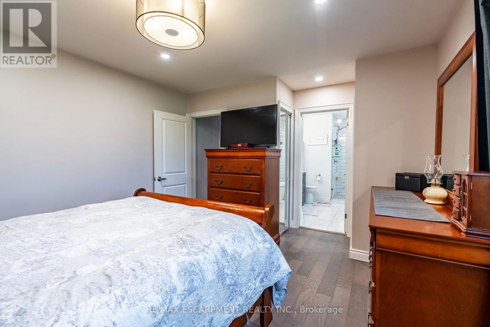 258 OAKHILL DRIVE Image 18