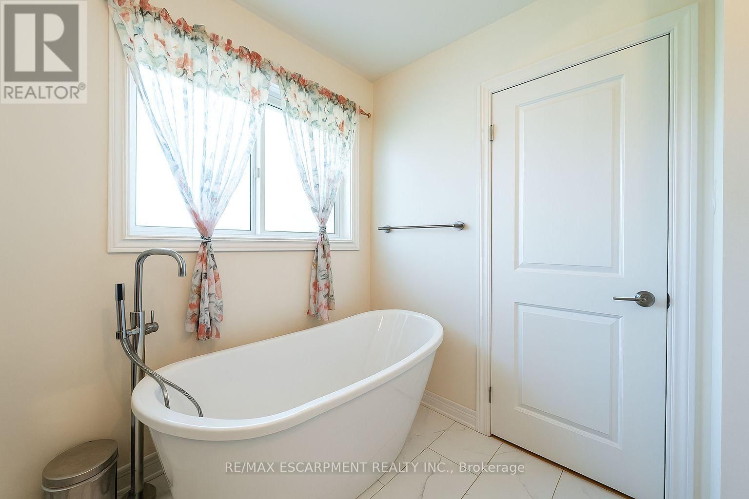 258 OAKHILL DRIVE Image 21