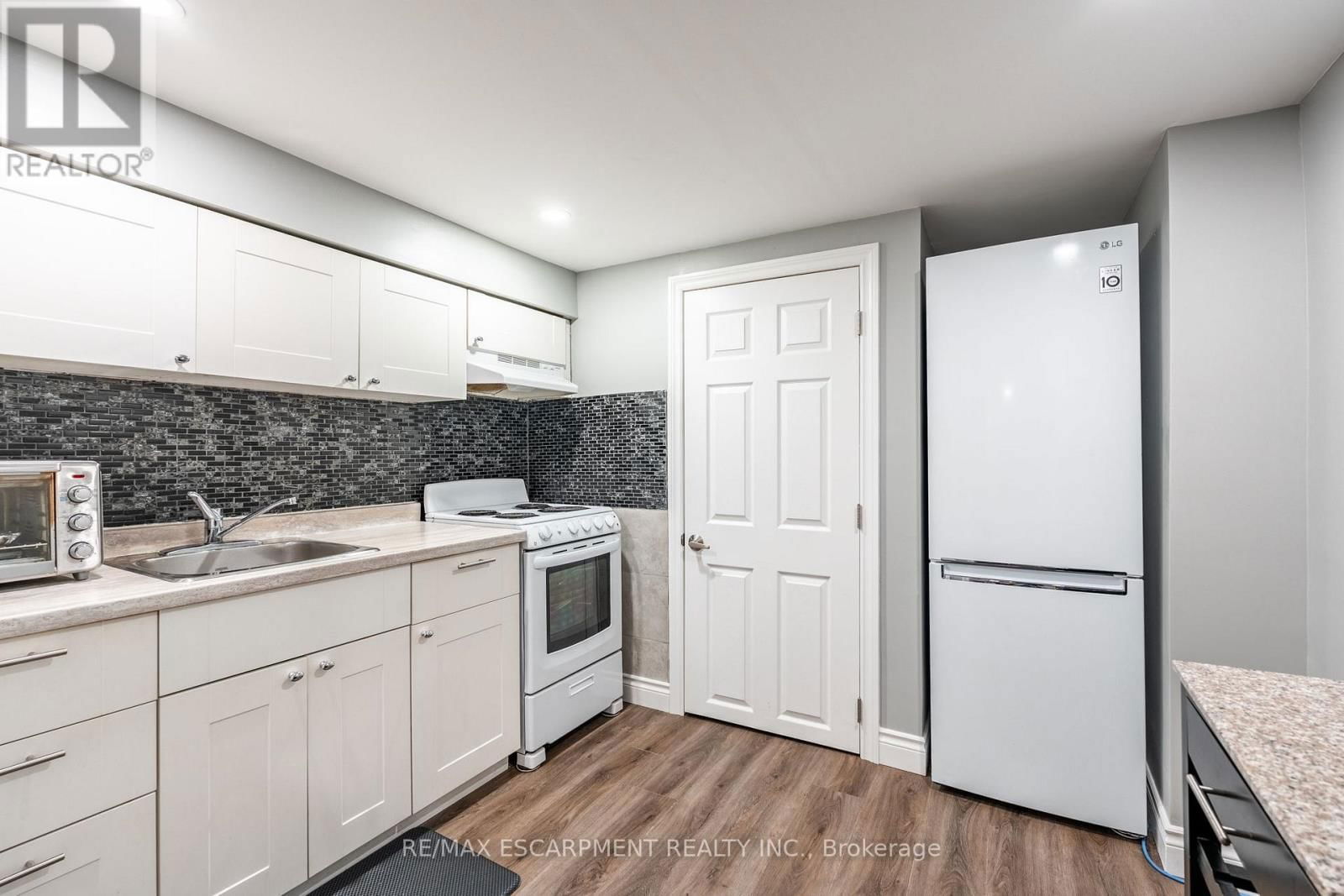 258 OAKHILL DRIVE Image 28