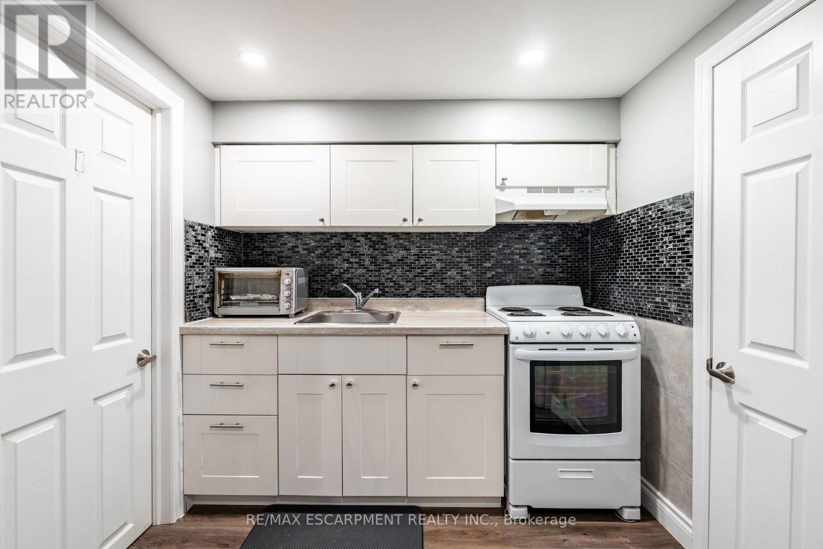 258 OAKHILL DRIVE Image 29