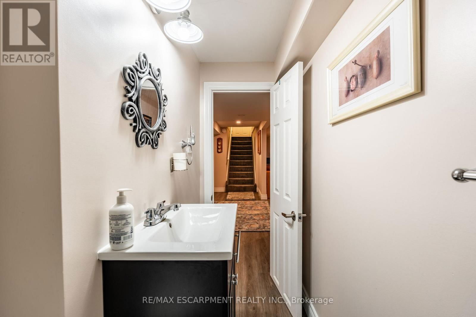 258 OAKHILL DRIVE Image 32