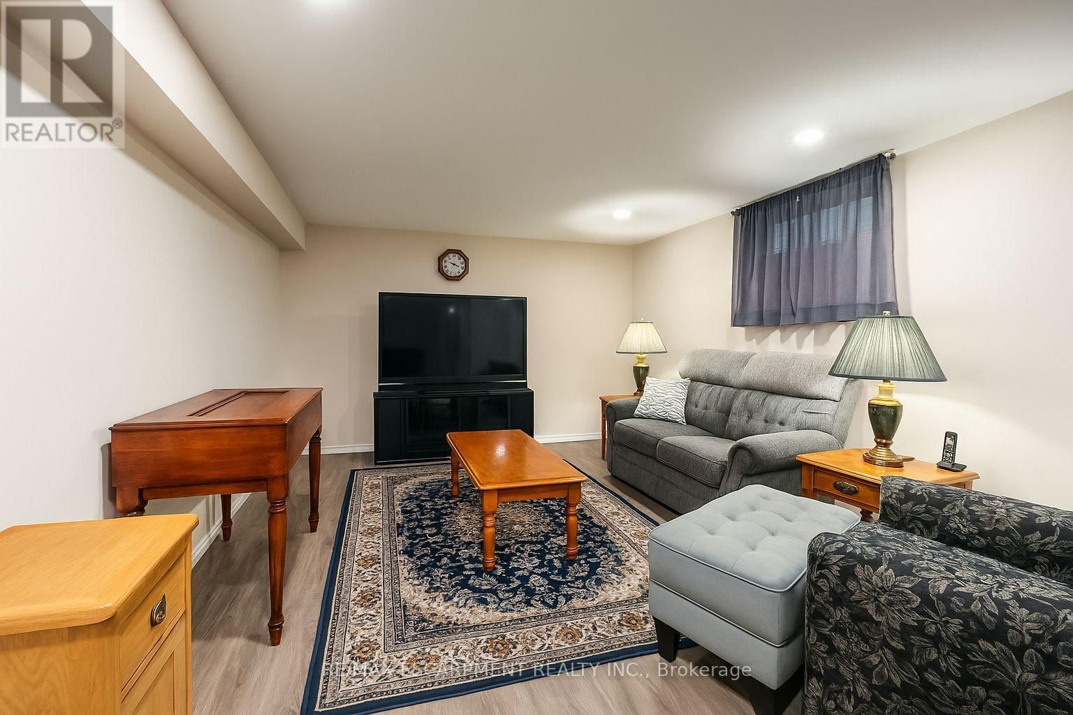 258 OAKHILL DRIVE Image 33