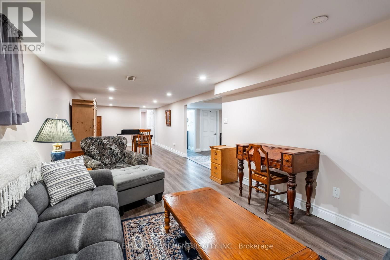 258 OAKHILL DRIVE Image 34