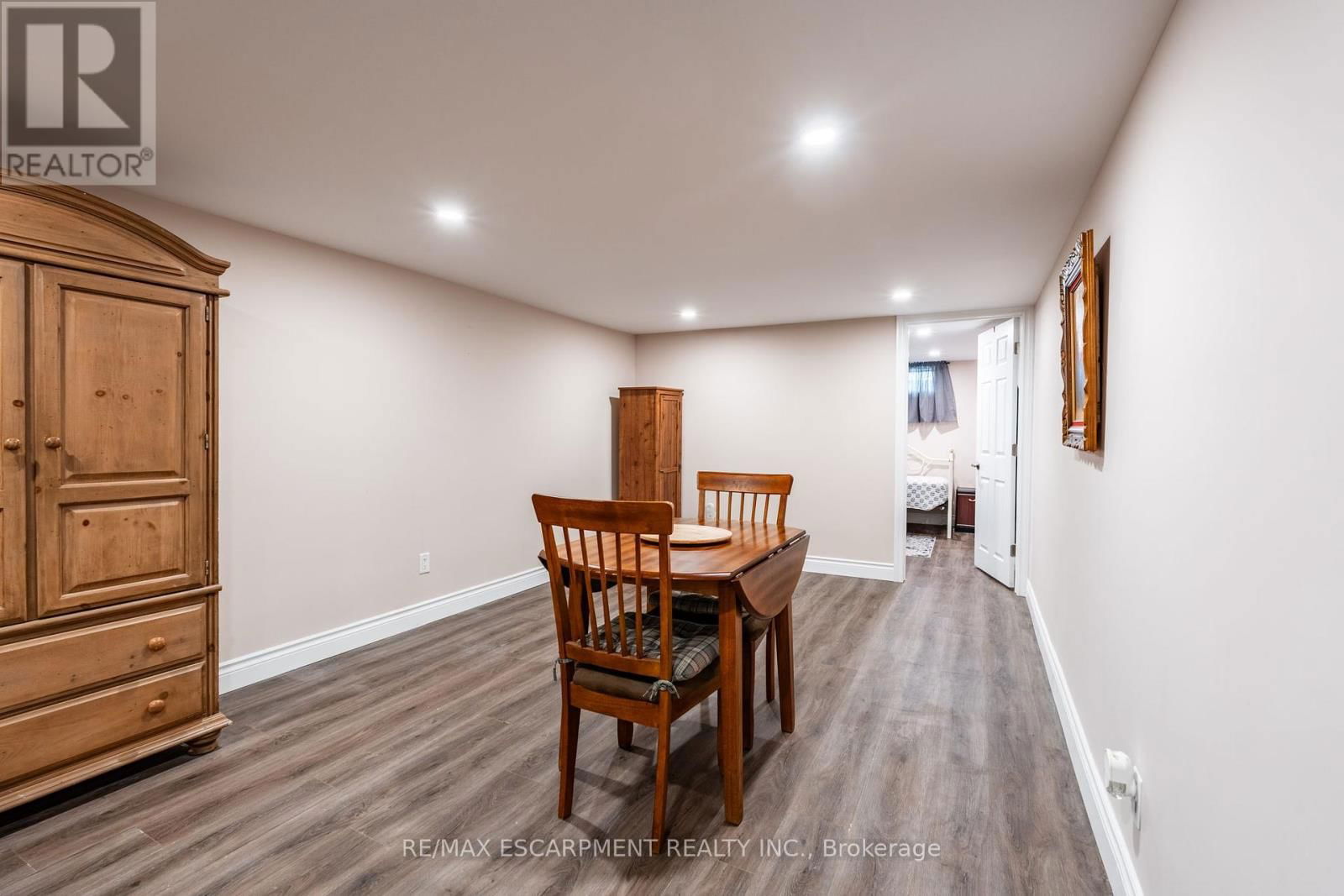 258 OAKHILL DRIVE Image 35