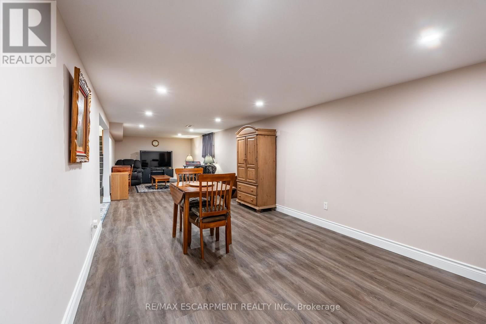 258 OAKHILL DRIVE Image 36