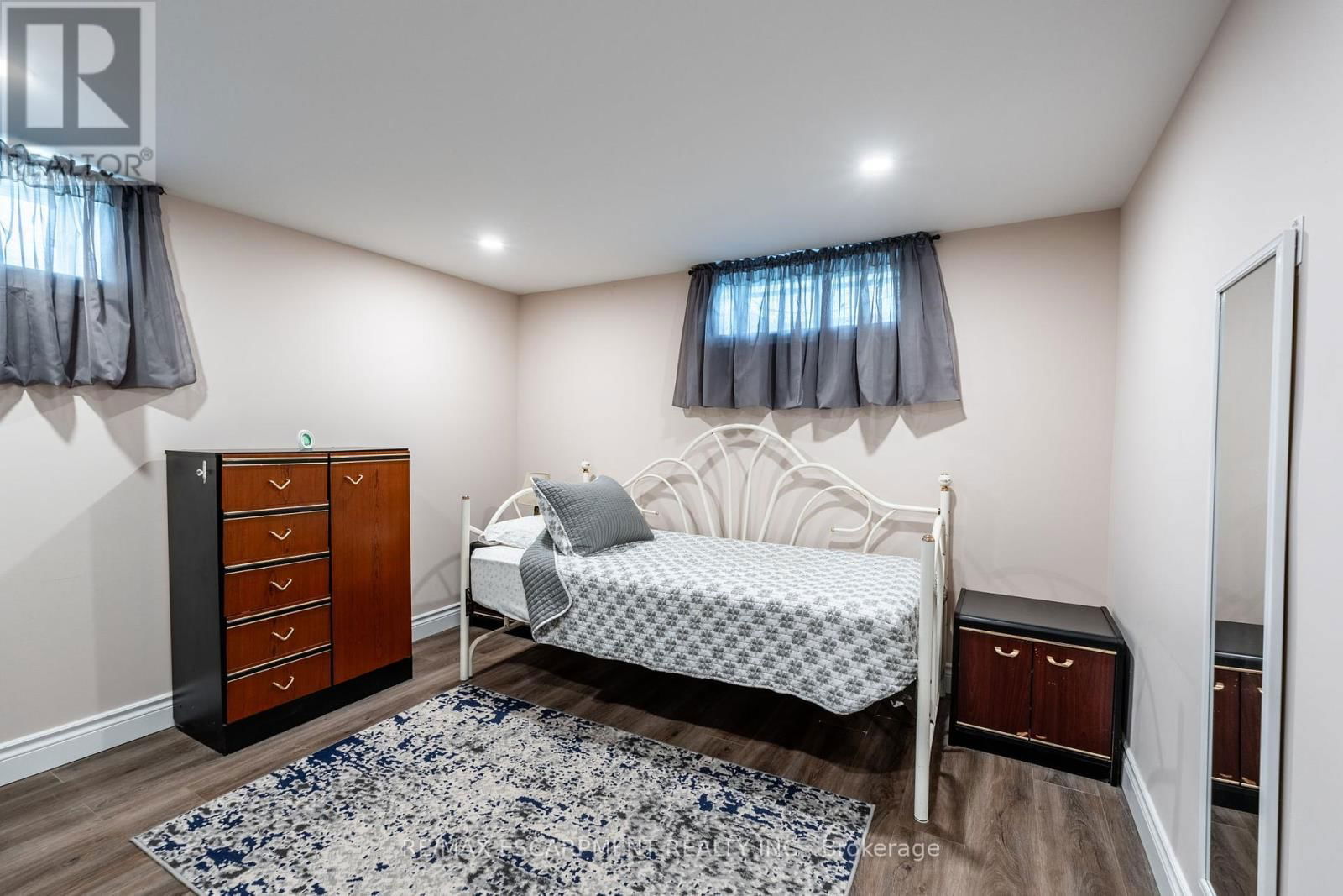 258 OAKHILL DRIVE Image 37