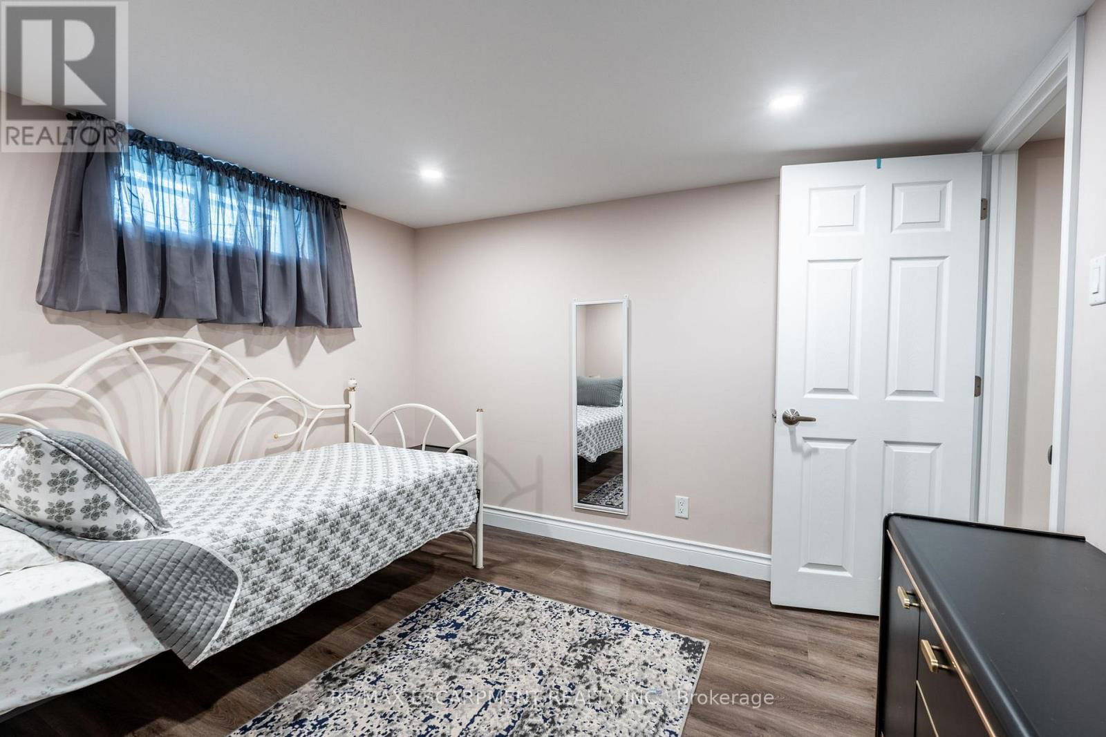258 OAKHILL DRIVE Image 38