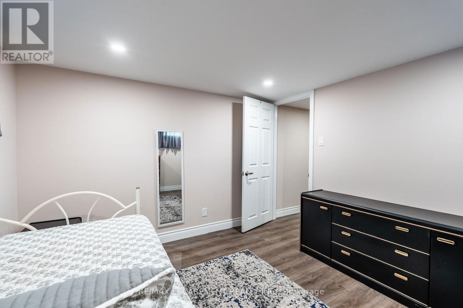258 OAKHILL DRIVE Image 39