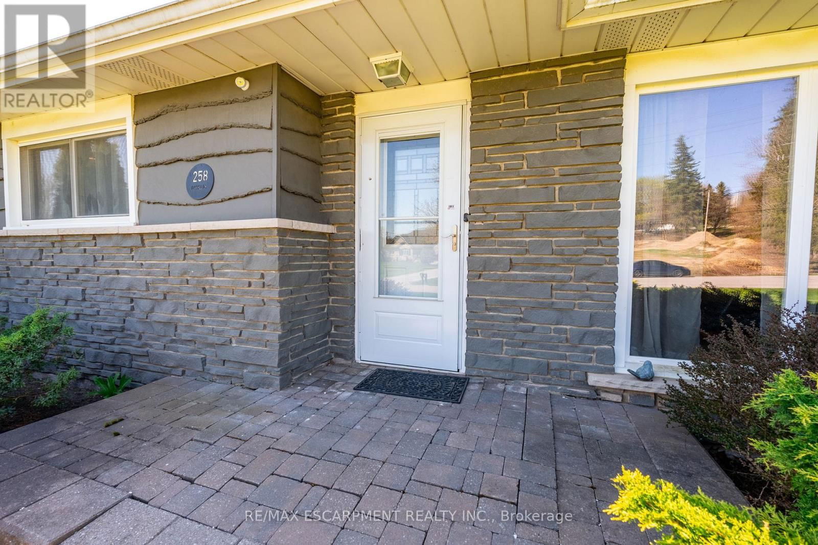 258 OAKHILL DRIVE Image 4