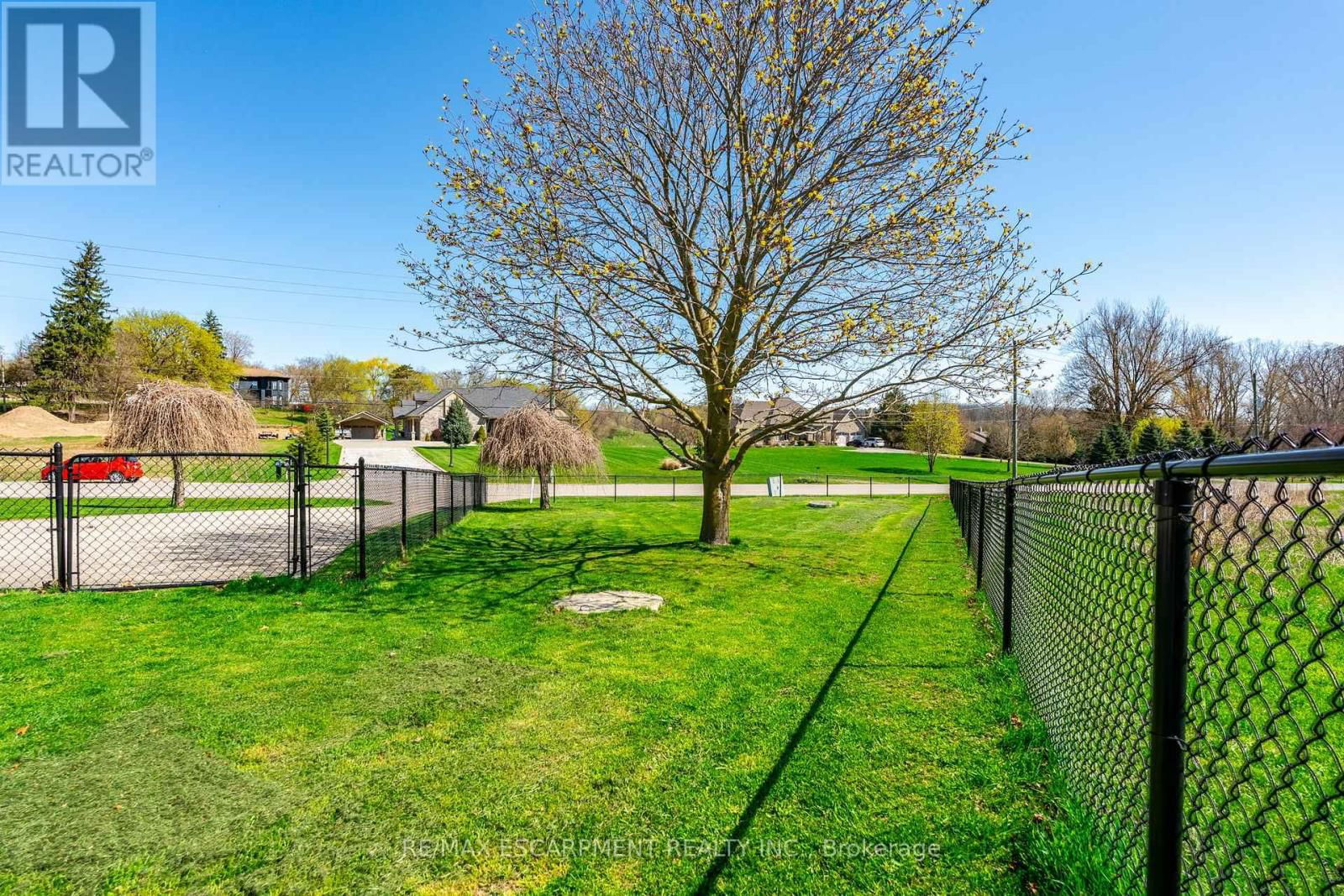258 OAKHILL DRIVE Image 45
