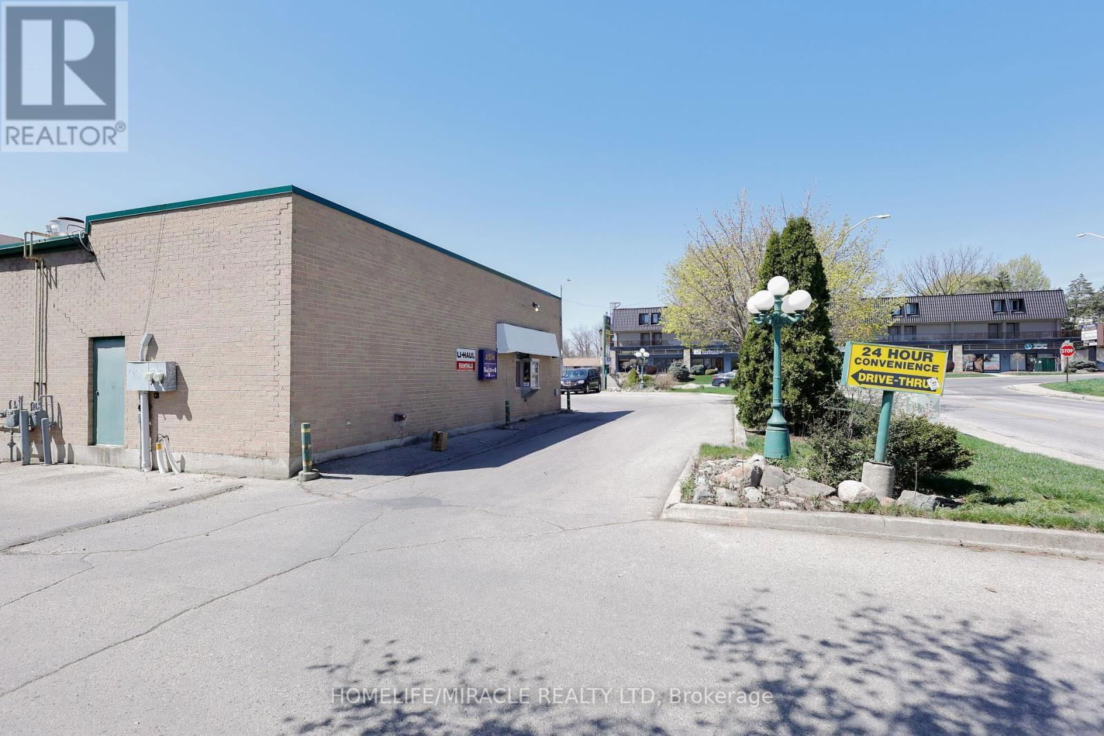780 DUNDAS STREET Image 10