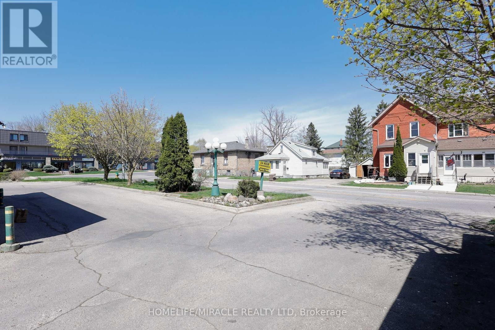 780 DUNDAS STREET Image 9