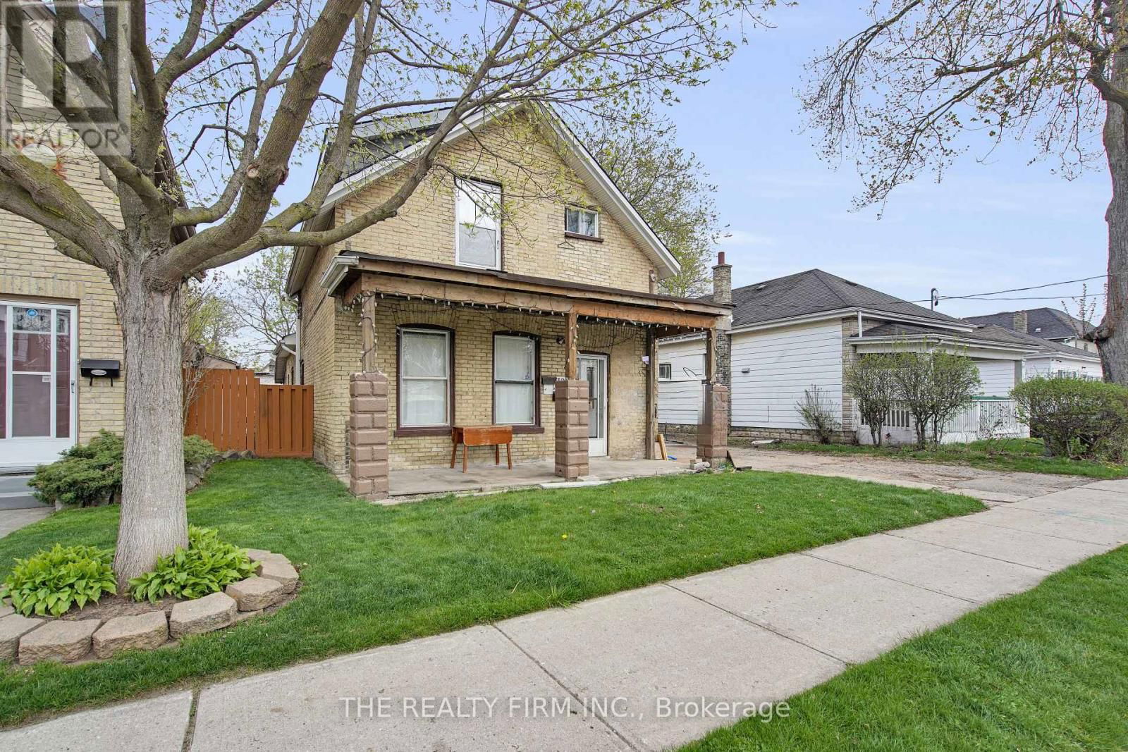 524 SIMCOE STREET Image 1