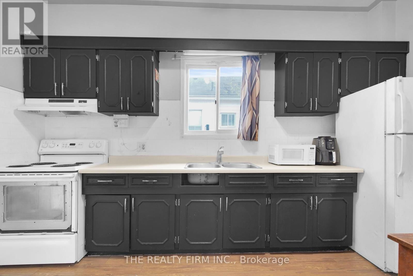 524 SIMCOE STREET Image 10