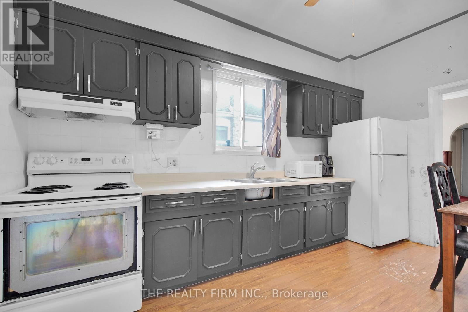524 SIMCOE STREET Image 11