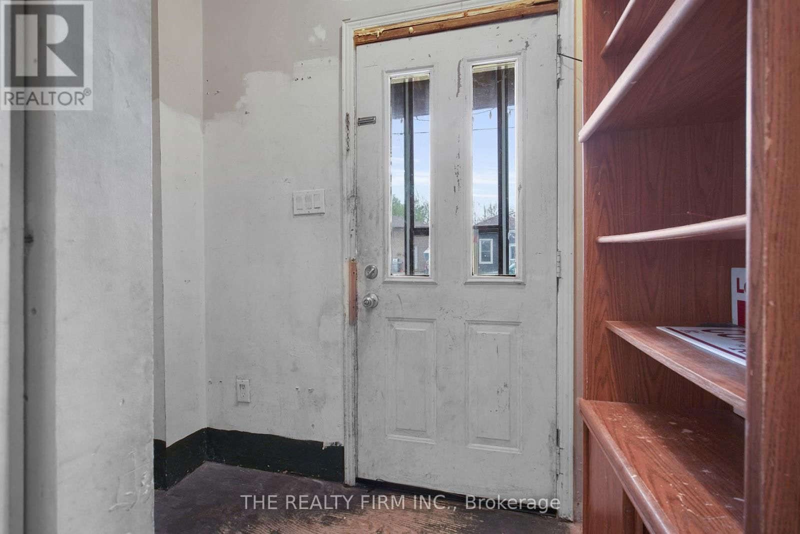 524 SIMCOE STREET Image 21