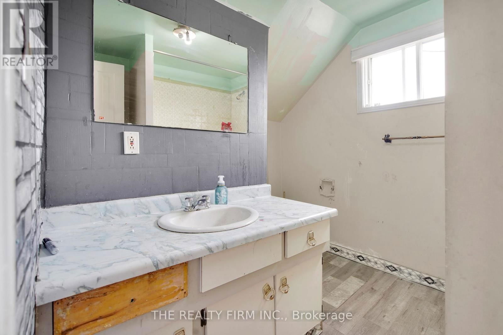 524 SIMCOE STREET Image 22