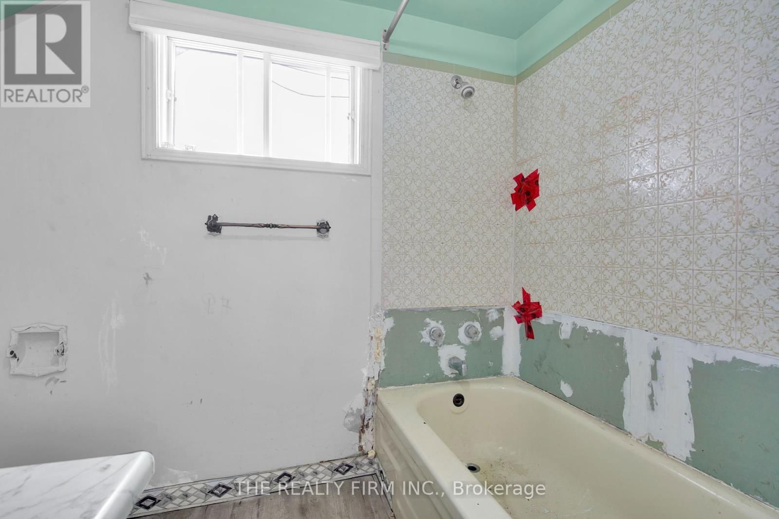 524 SIMCOE STREET Image 23