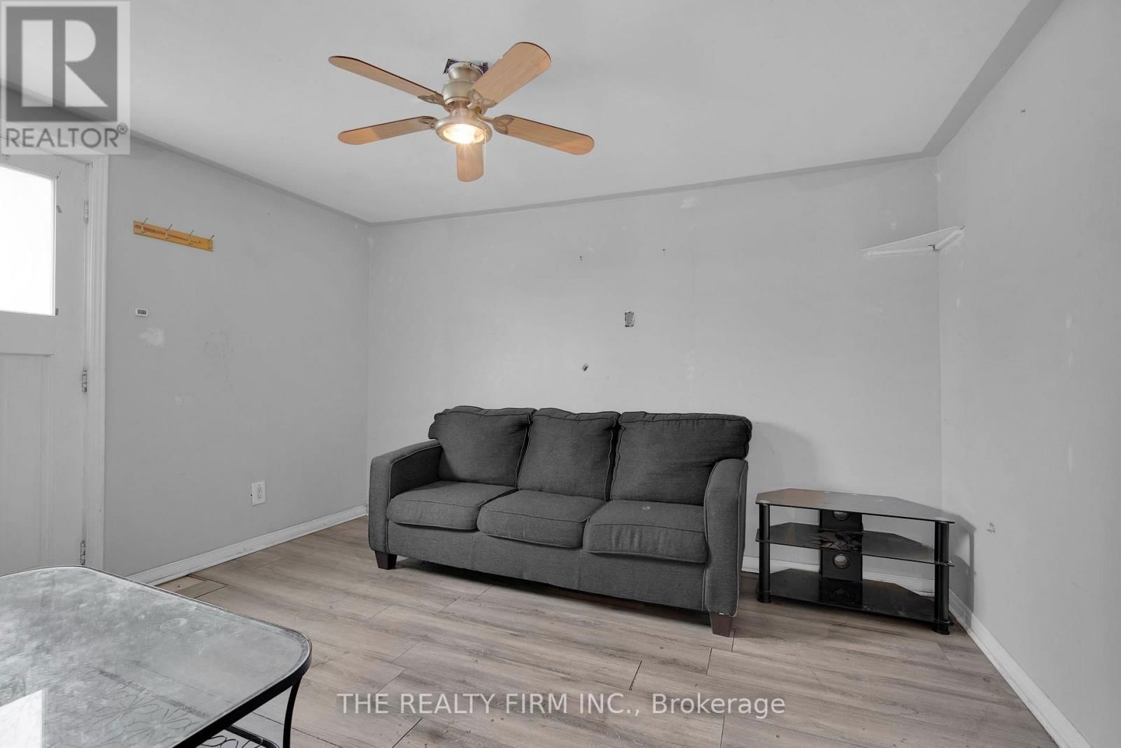 524 SIMCOE STREET Image 26