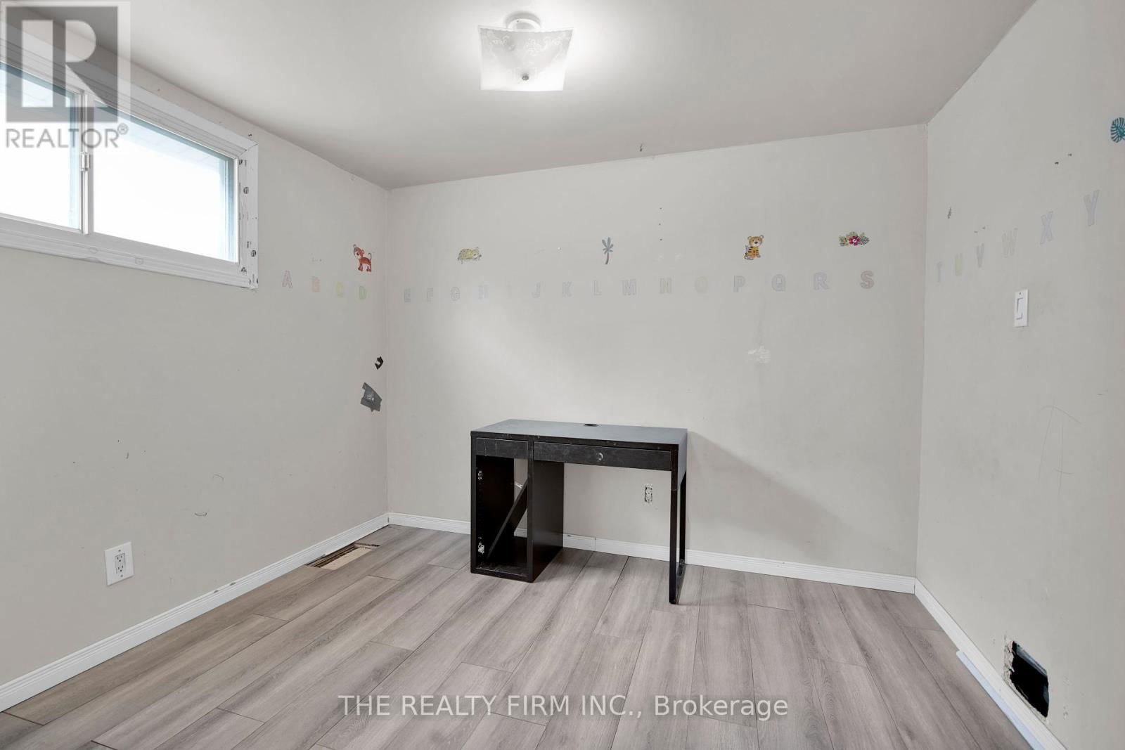 524 SIMCOE STREET Image 28