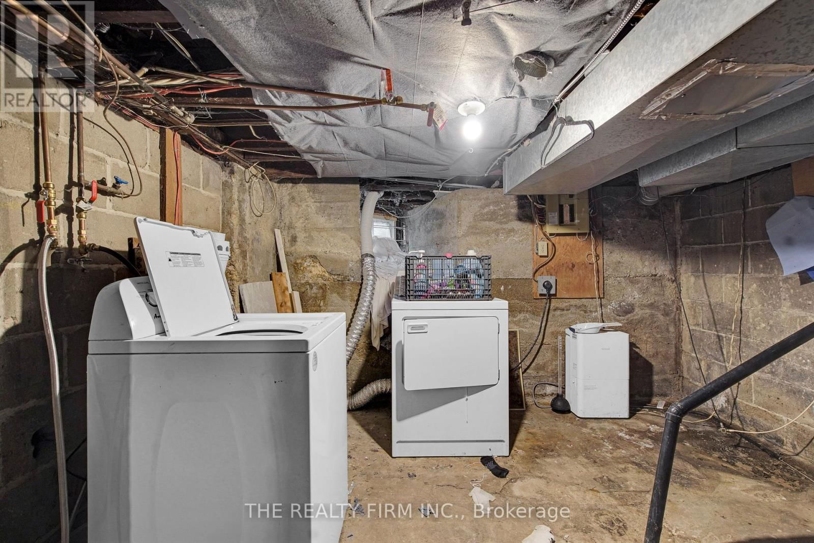 524 SIMCOE STREET Image 32